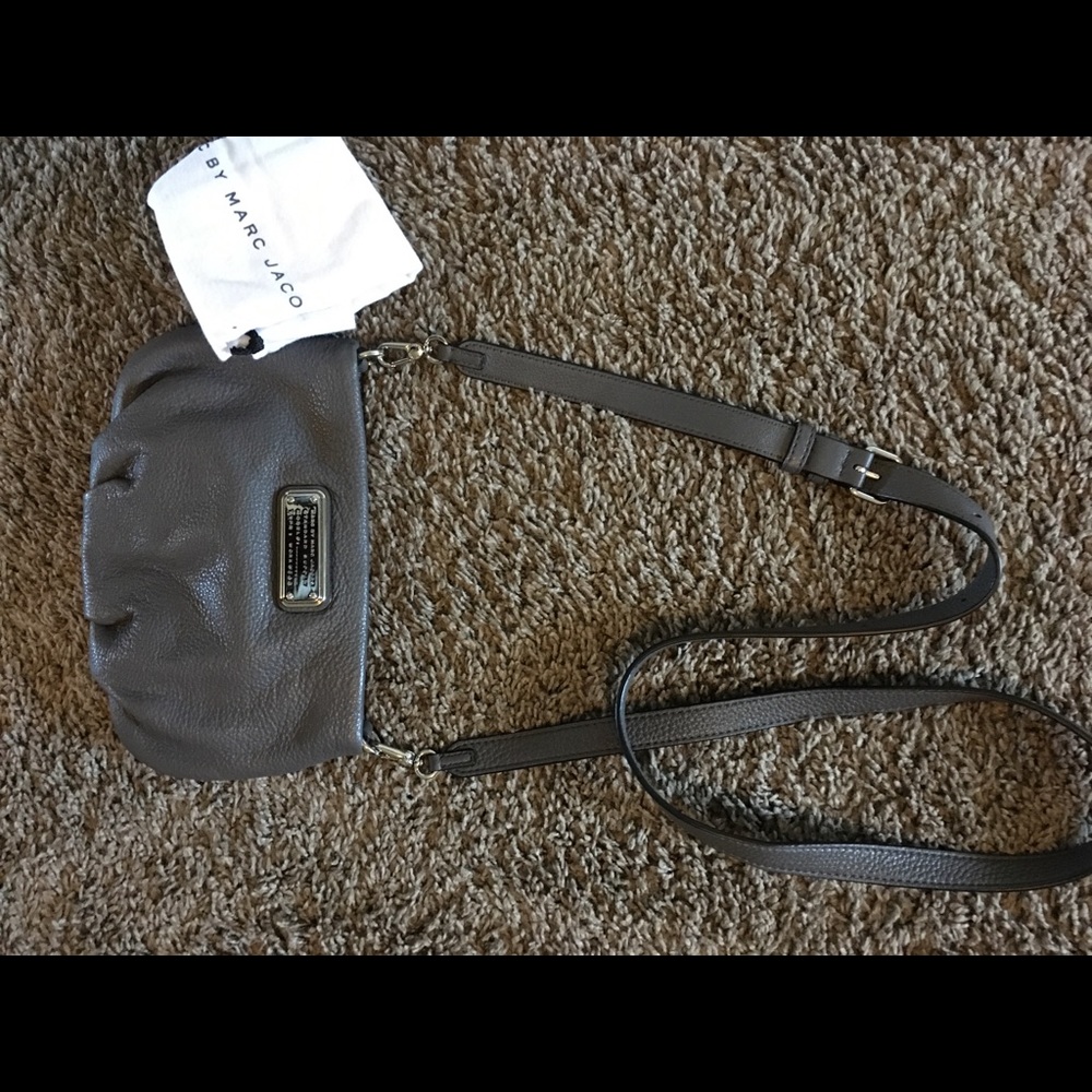 Marc Jacobs crossbody gray purse.